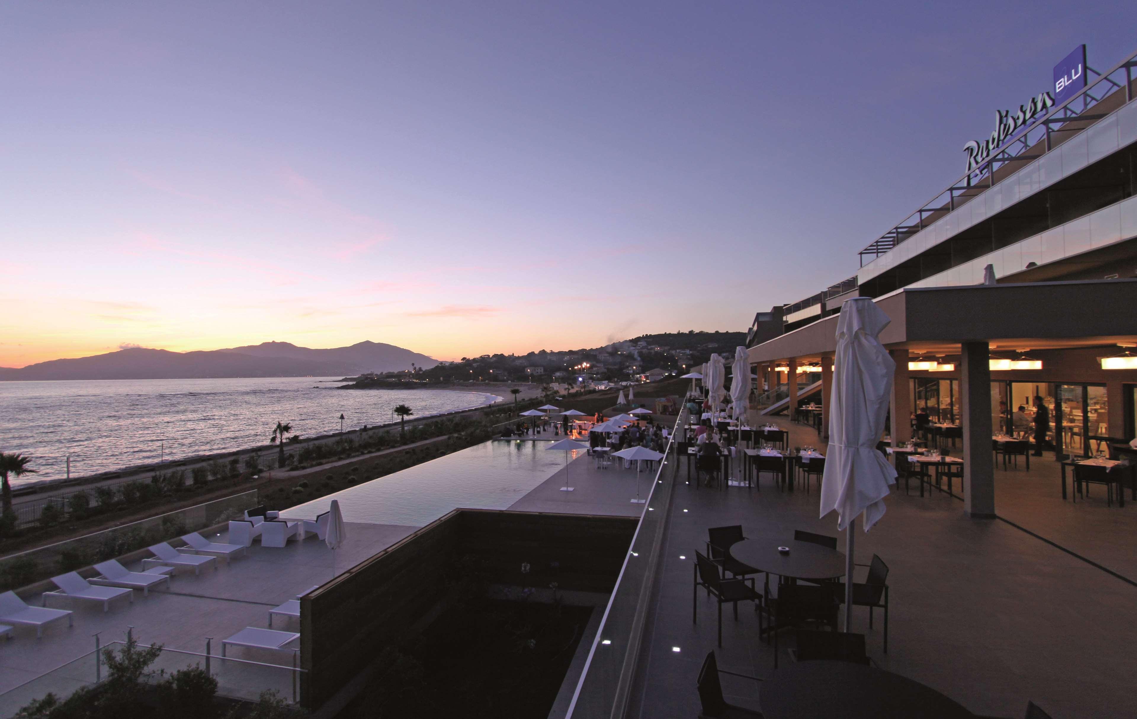פורטיסיו Radisson Blu Resort & Spa, Ajaccio Bay מראה חיצוני תמונה